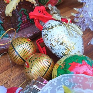 Lote Navideño: Figuras de Pesebre, Casa Navideña, Adornos y Luces - imagen 5