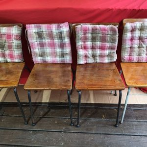 Mesa de madera con 4 sillas y almohadones - imagen 3