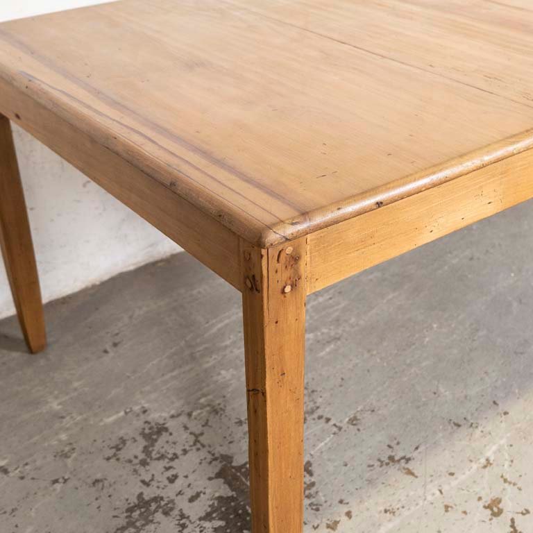 Mesa de comedor rústica con daños de polillas - imagen 2