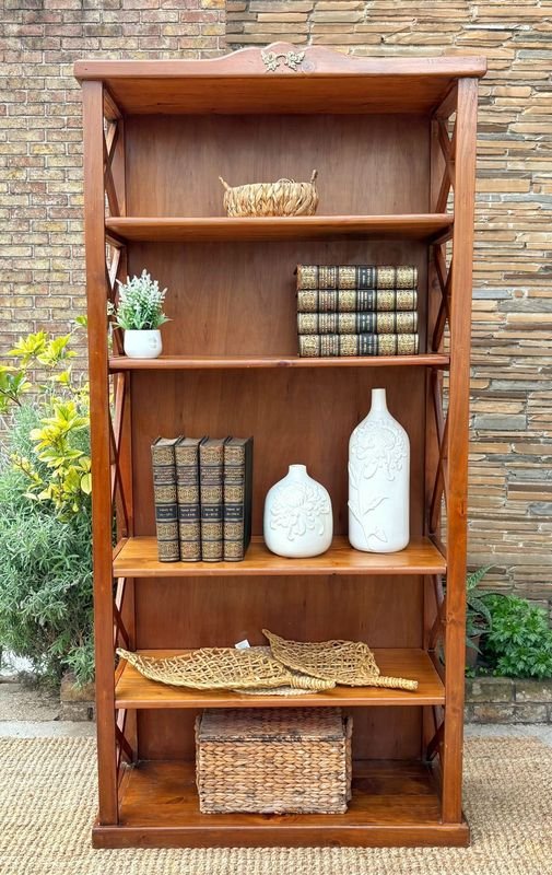 Biblioteca de madera con herraje decorativo