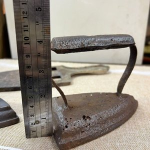 Lote de 2 Planchas Antiguas de Hierro Fundido con Base - imagen 9