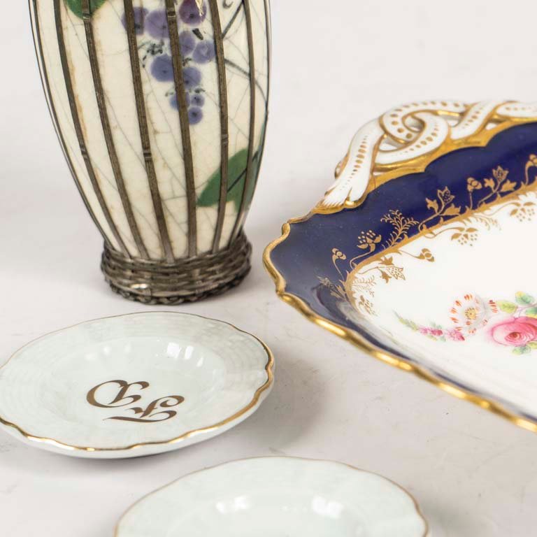 Centro porcelana inglesa con decoración floral y detalles dorados - imagen 2