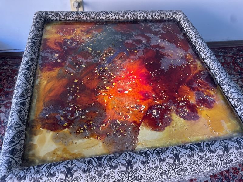 Mesa ratona con iluminación y tapa de vidrio artística - imagen 3
