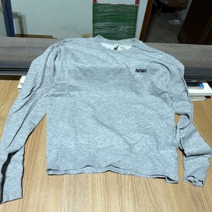 Lote siguiente: Buzo Deportivo Gris H&M NASA Talle S