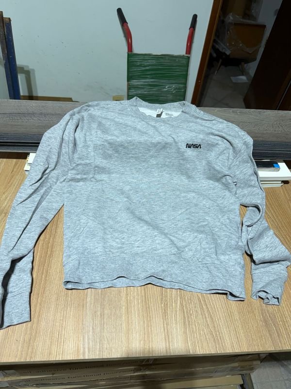 Buzo Deportivo Gris H&M NASA Talle S