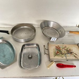 Lote de Utensilios de Cocina: 2 Sartenes de Aluminio, Bandejas de Acero Inoxidable y Bandeja Antigua Decorativa - imagen 2