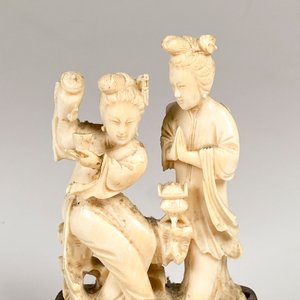 Grupo de Figuras de Marfil con Base de Madera - imagen 3