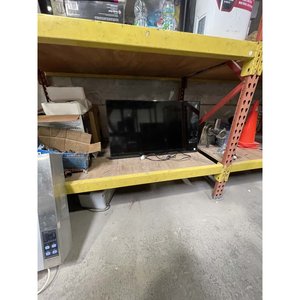 Lote siguiente: Televisor Samsung 40" con pantalla dañada