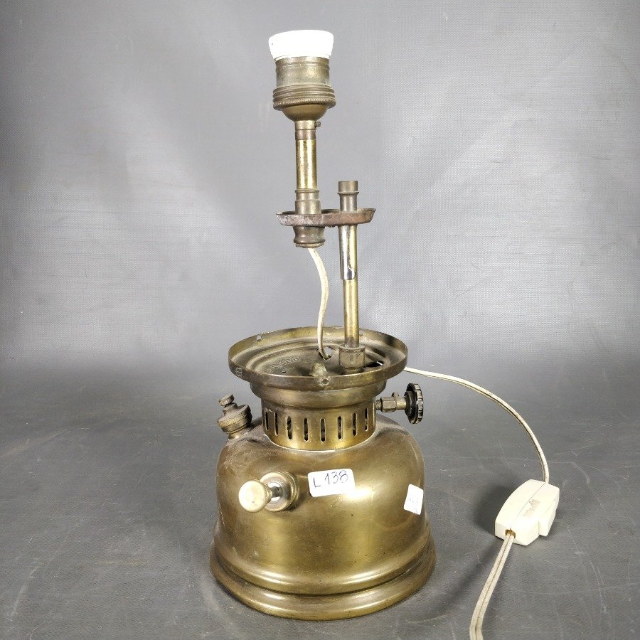 Lámpara de Bronce con Base de Farol a Combustible "Primus"