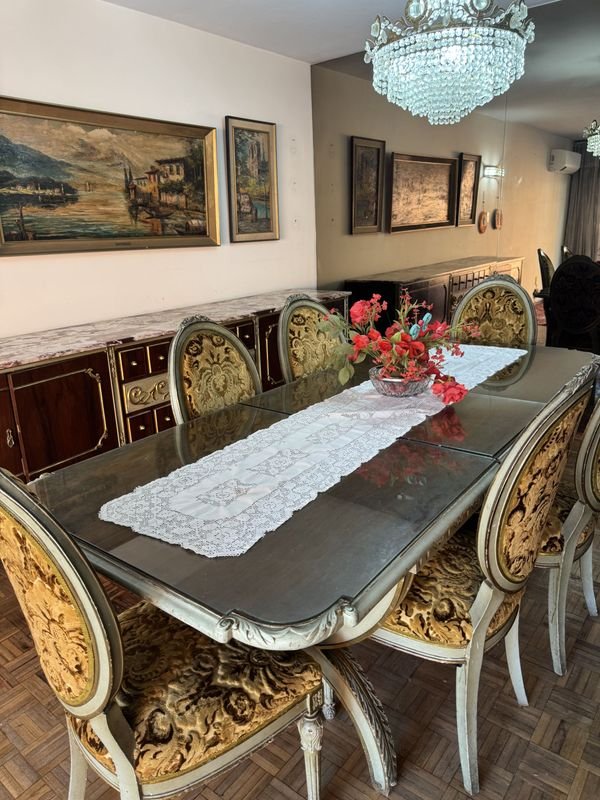 Excepcional juego de comedor estilo Francés con mesa extendible y 6 sillas tapizadas en Brocato - imagen 6