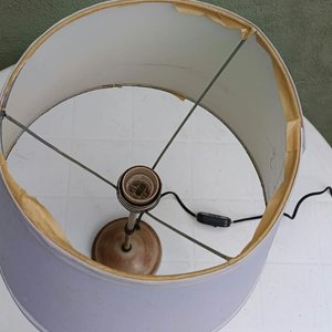 Lámpara de mesa antigua con pantalla blanca - imagen 4