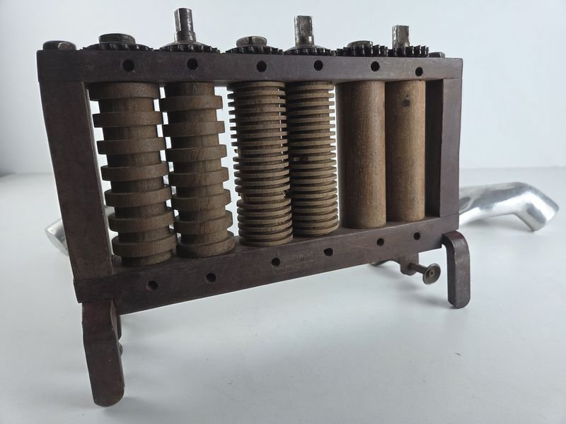 Máquina de pastas antigua en madera e hierro - imagen 6