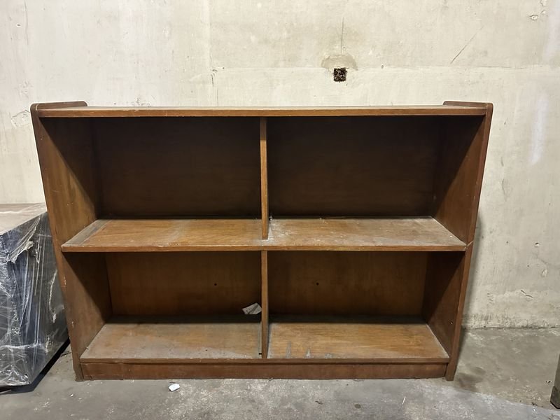 Lote siguiente: Aparador de biblioteca de madera