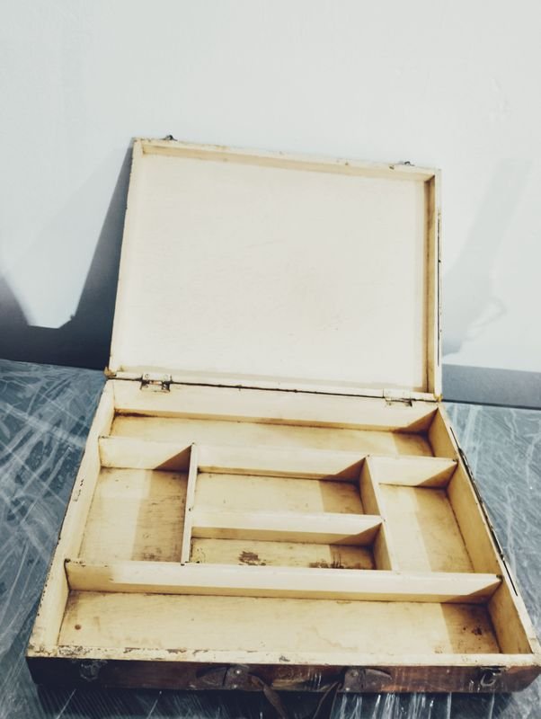 Antiguo botiquín de viaje de madera con emblema médico - imagen 4