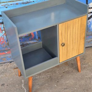 Mueble Auxiliar Gris con Puerta de Madera y Patas Cónicas - imagen 2