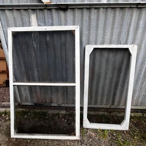 Lote siguiente: Dos Marcos de Madera con Tela Mosquitera