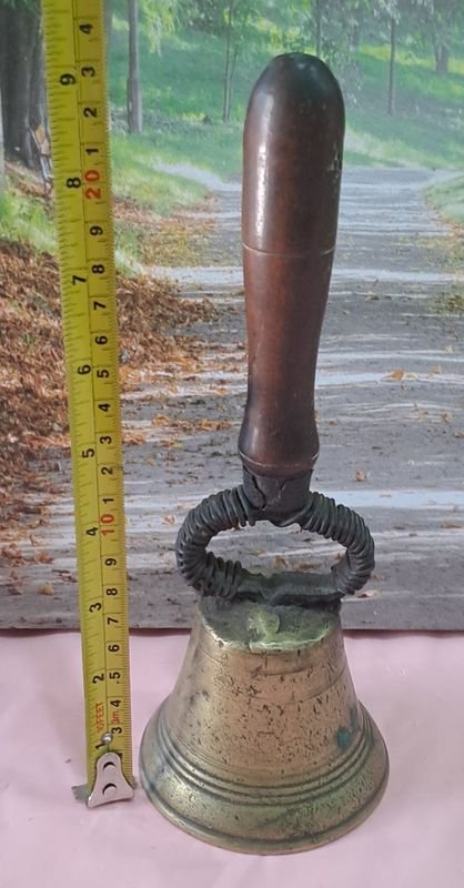 Campana escolar antigua con cencerro de bronce y mango de madera - imagen 4