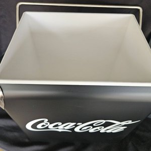 Conservadora Coca-Cola Negra de Chapa con Asa Metálica - imagen 4