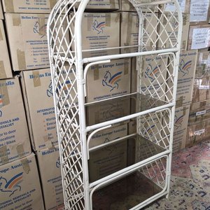 Estantería de Ratán Blanca con Diseño Arqueado y Estantes de Vidrio - imagen 3