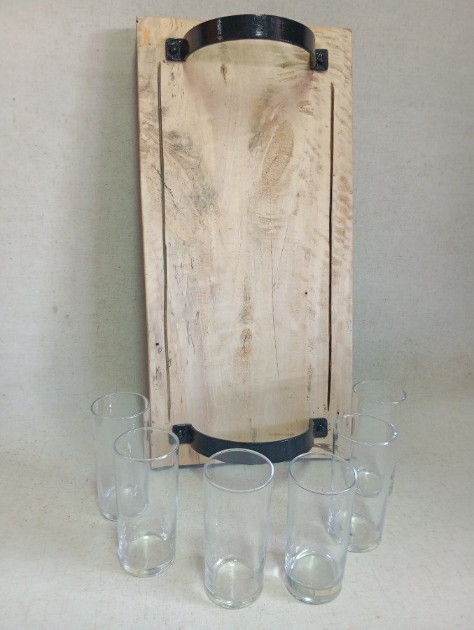 Lote siguiente: Mesa de madera con seis vasos de vidrio