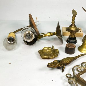 Lote de Objetos de Bronce: Floreros, Figuras, Apliques y Campanitas - imagen 4
