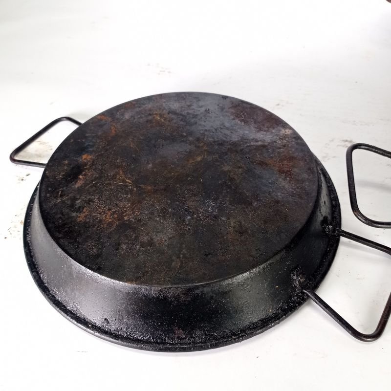 Paelleras de metal con rastro de óxido y asas - imagen 3