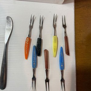 Lote de Cubiertos Metálicos y Cubierteros de Plástico - imagen 7