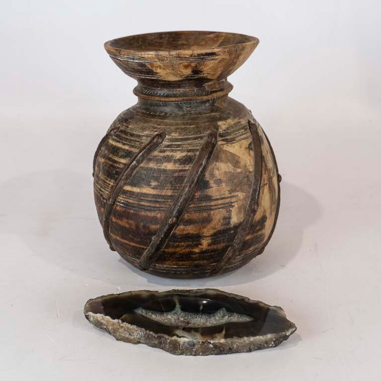 Lote anterior: Florero de madera y despojador de piedra