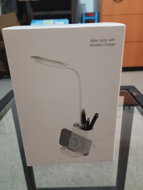 Lámpara de mesa con cargador inalámbrico nuevo y eficiente - imagen 4