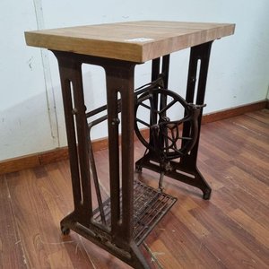 L 958 - 1 Pieza - Mesa auxiliar con base de antigua máquina de coser 'Singer' en hierro forjado, combinada con tapa superior de madera maciza (Medidas 61x37x75cm) - imagen 4