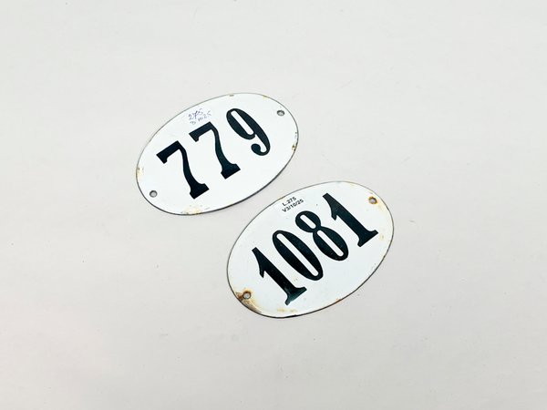 Lote anterior: Dos chapas ovales esmaltadas con números en negro