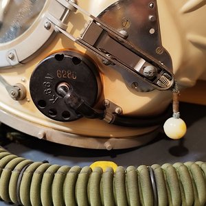 Casco Soviético Presurizado GSH-6 para Vuelos Estratosféricos con Contenedor Original - imagen 9