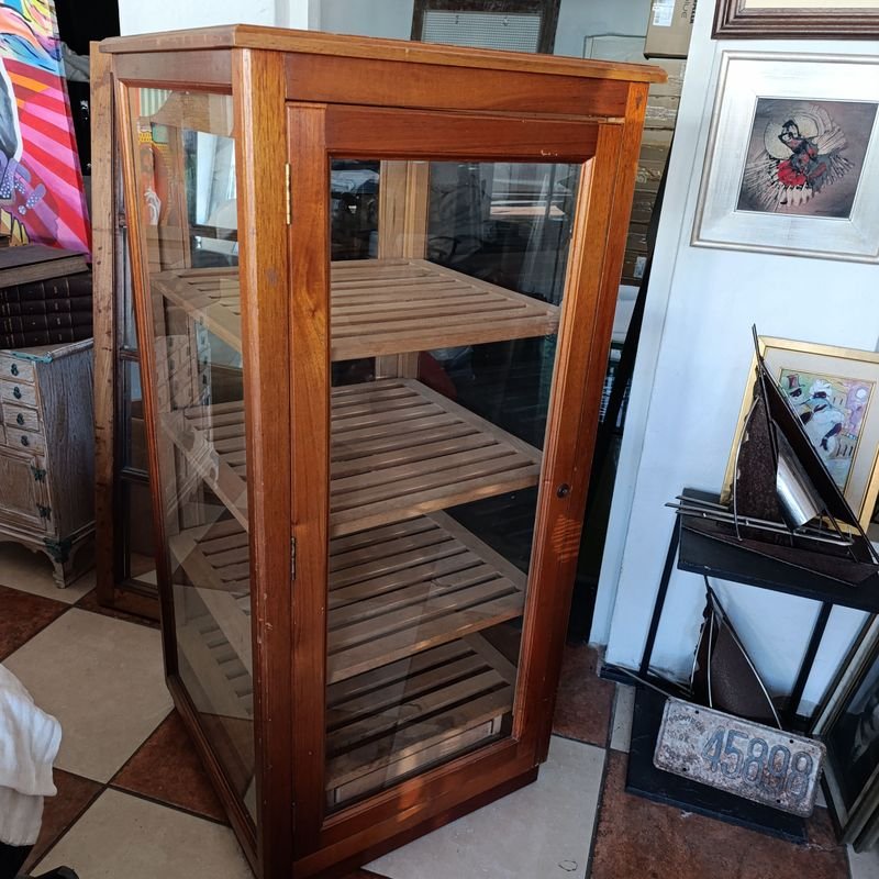 Lote siguiente: Vitrina de Cedro con Doble Puerta y Estantería