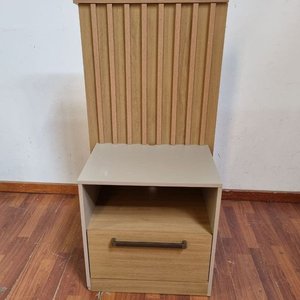 Lote siguiente: Mesa de Luz Moderna Madera y Gris con Cajón y Estante