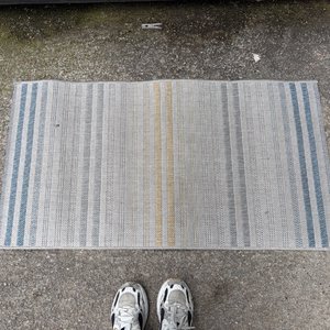 Lote siguiente: Alfombra pequeña a rayas