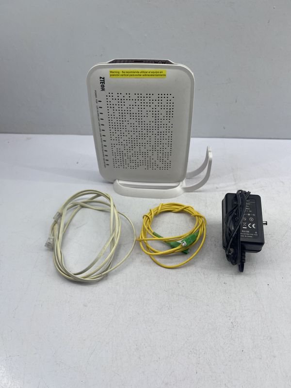 Router ZTE de Fibra Óptica con Cargador y Cables - imagen 1