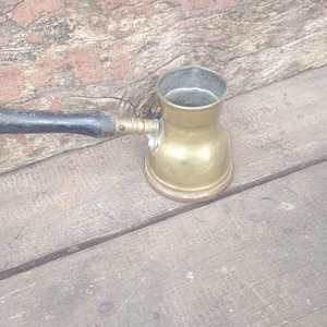 Antigua Cafetera Turca de Bronce con Mango de Madera - imagen 2