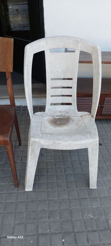 Sillas blancas y mesas de madera en buen estado - imagen 2