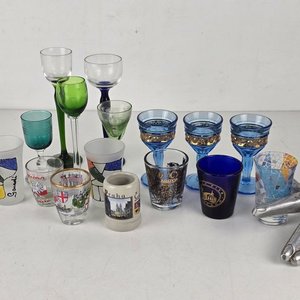 Lote anterior: Lote de Copas y Vasos Pequeños con Diseños Turísticos y Decorativos