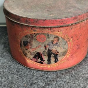 Lote siguiente: Lata Redonda Grande Coca-Cola Vintage con Ilustraciones