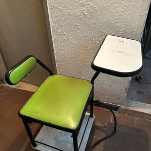 Silla de Manicurista con Apoyabrazos y Mesita Auxiliar - imagen 3