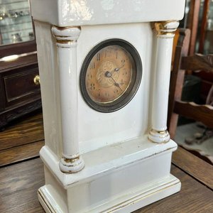 Reloj de Sobremesa Arquitectónico en Loza Blanca Esmaltada con Detalles Dorados - imagen 4