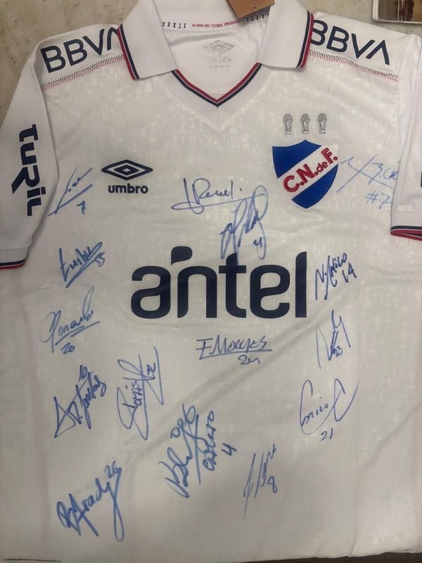 Camiseta del Club Nacional de Fútbol Firmada