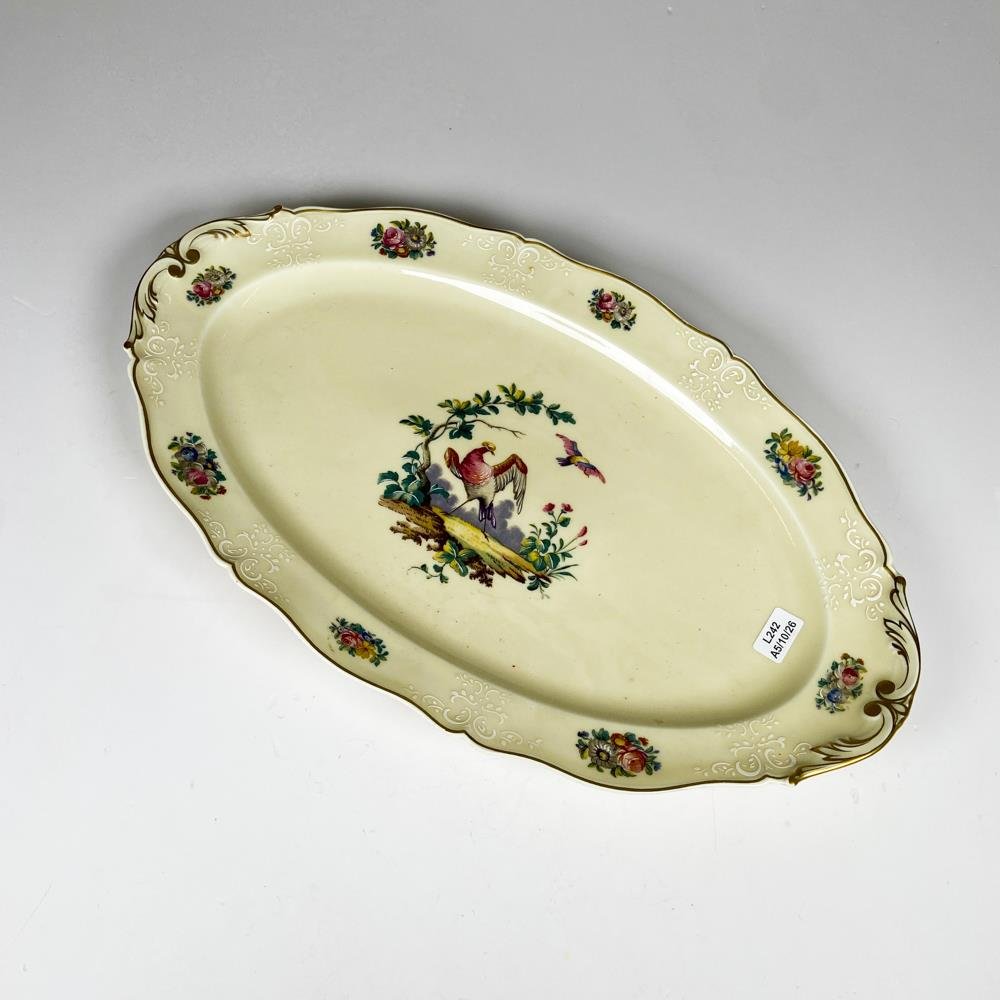 Fuente de porcelana Limoges ,decorada aves y flores 42 x 22 cm