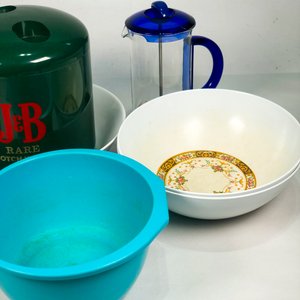 Lote de Vajilla y Accesorios: Centro de Mesa, Hielera, Copas Doradas y Cafetera - imagen 4