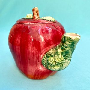 Hermosa tetera sellada . Forma de manzana . Simply Delicivos . Chadwik Miller,Inc (empresa estadounidense importadora).  Tiene alguna restauración .Muy decorativa y coleccionable. Altura aprox: 12.5 cm. - imagen 3