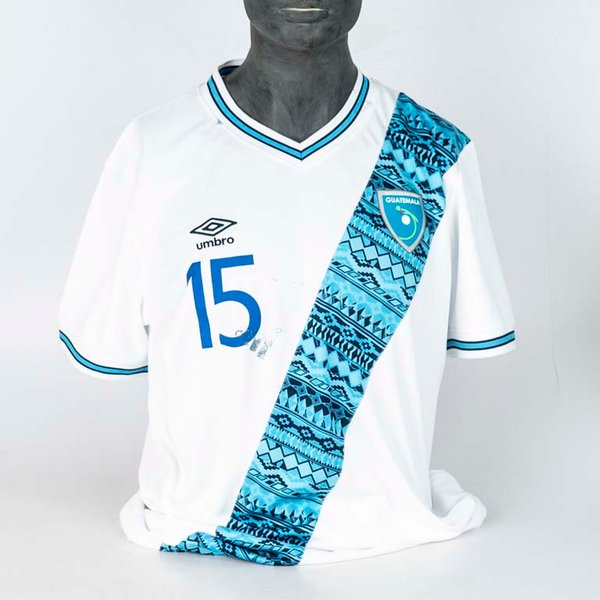 Lote siguiente: Camiseta de la Selección de Guatemala de utilería marca UMBRO N°15