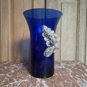 Florero de Vidrio Azul Cobalto con Detalle Floral Metálico - imagen 1