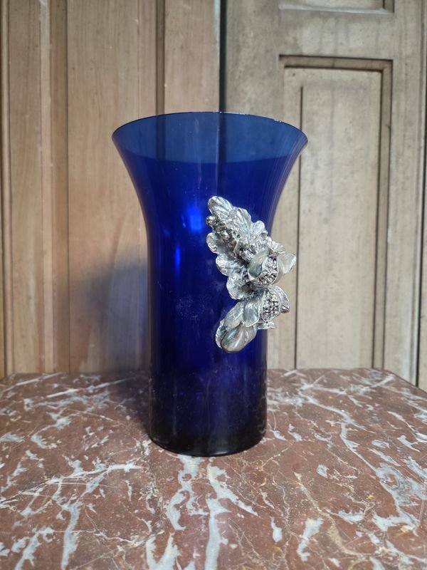 Florero de Vidrio Azul Cobalto con Detalle Floral Metálico