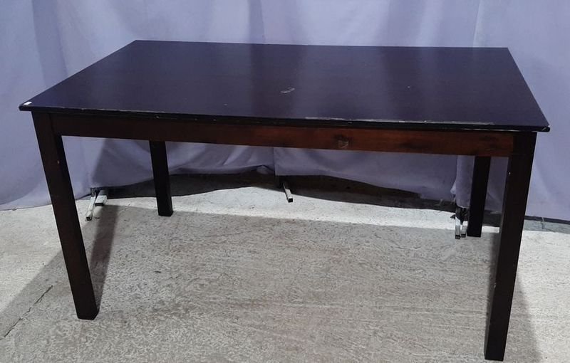 Mesa de Comedor Delfino Alvarez de Madera Oscura